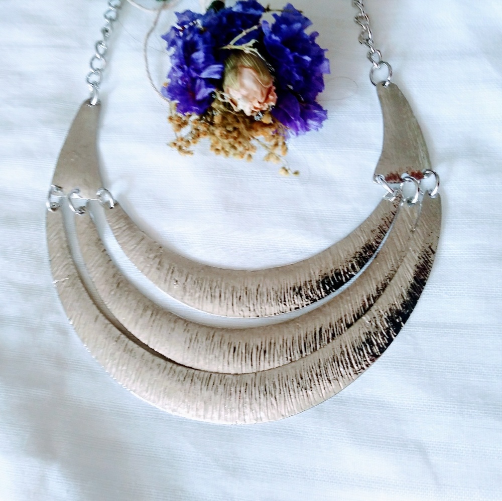 🌞3/$18🌞 NWT Silver tone metal necklace